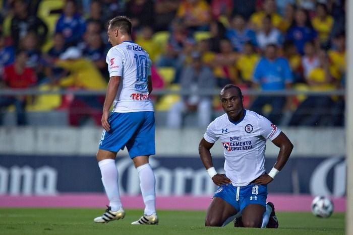 Giménez y Guerrón en lamento, durante un juego de Cruz Azul