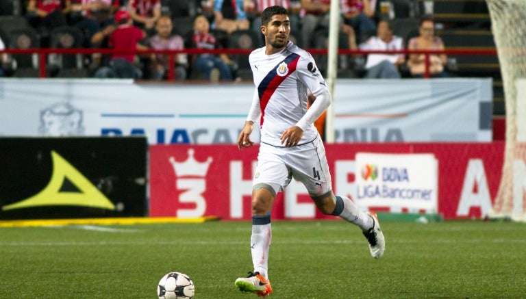 Jair Pereira conduce el balón en partido de Chivas