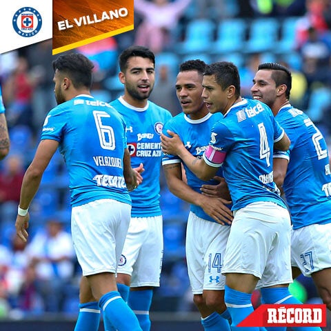 Los jugadores de Cruz Azul en celebración tras anotarle al Puebla