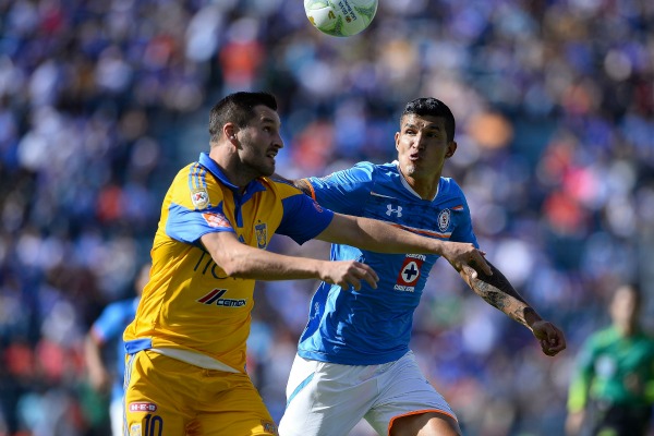 Maza disputa un balón con Gignac en el Estadio Azul