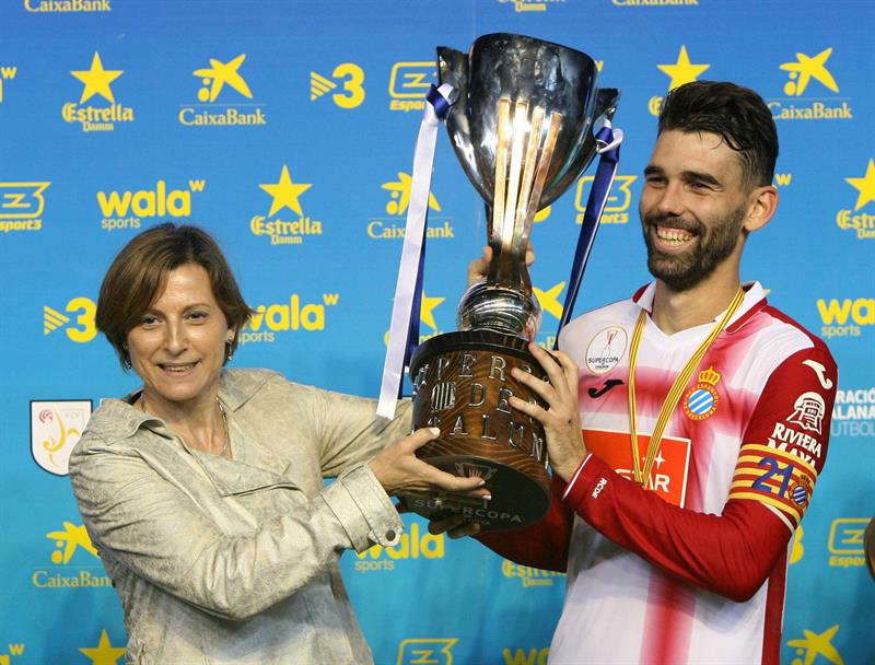 Víctor Álvarez recibe el trofeo de Campeón