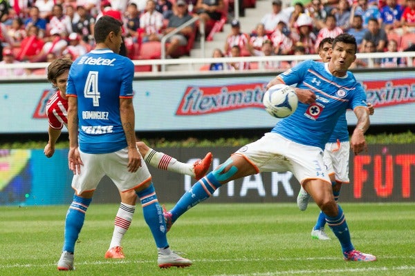 Francisco Rodríguez pelea una jugada en un encuentro frente a Chivas