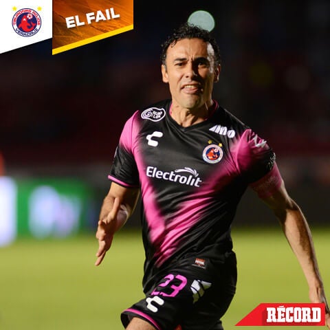 Leobardo López corriendo en un partido de Veracruz