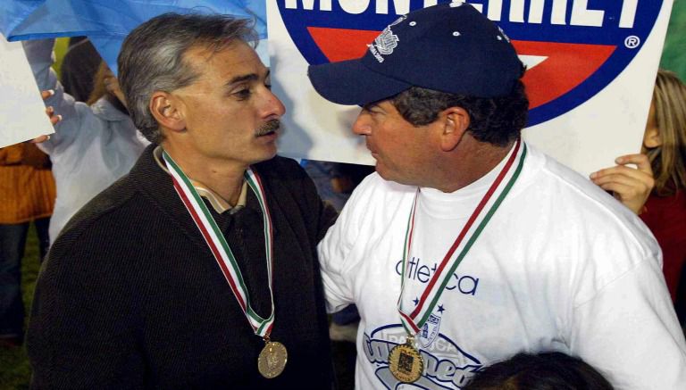 Con medalla al cuello, Vucetich celebra el título con Pachuca en el Apertura 2003