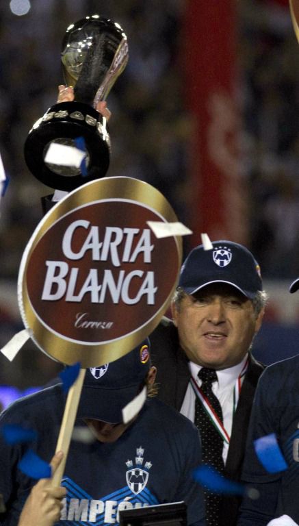 Vucetich levanta el trofeo obtenido con Rayados en el Apertura 2010