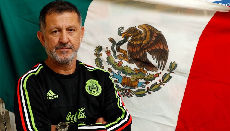 Osorio posa con la bandera mexicana