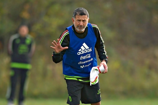Osorio dando indicaciones en el entrenamiento de la Selección
