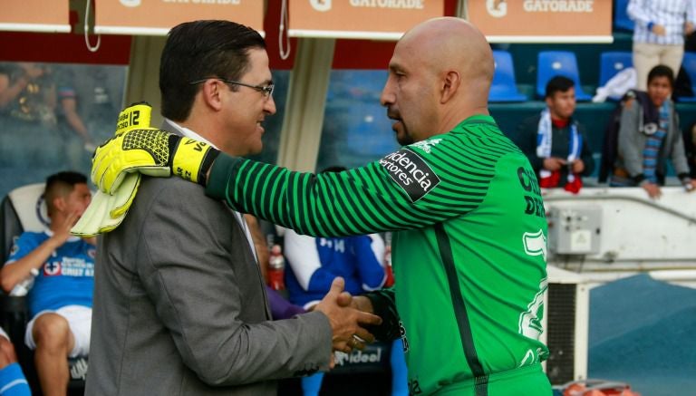 Joaquín Moreno saluda al Conejo Pérez en el partido contra Pachuca