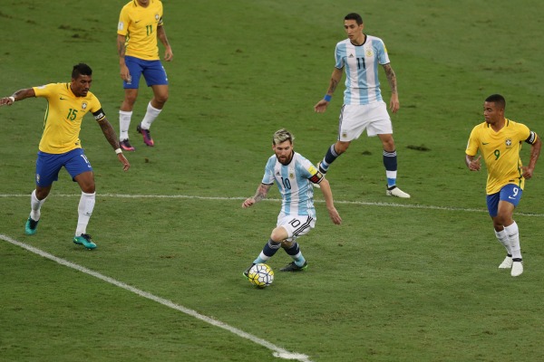 Lionel Messi conduce un balón en el enfrentamiento contra Brasil