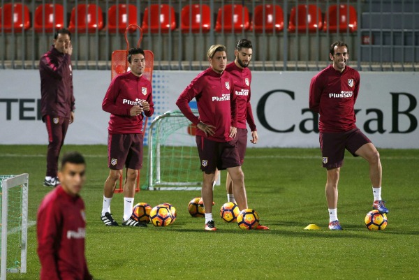 Los jugadores del Atlético de Madrid entrenan para enfrentar el Derbi