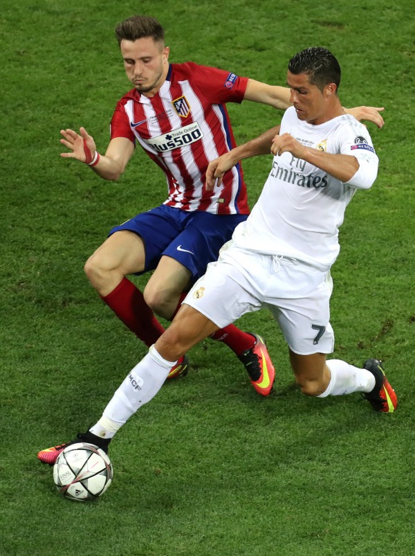 Cristiano Ronaldo y Saúl Ñiguez disputando un balón
