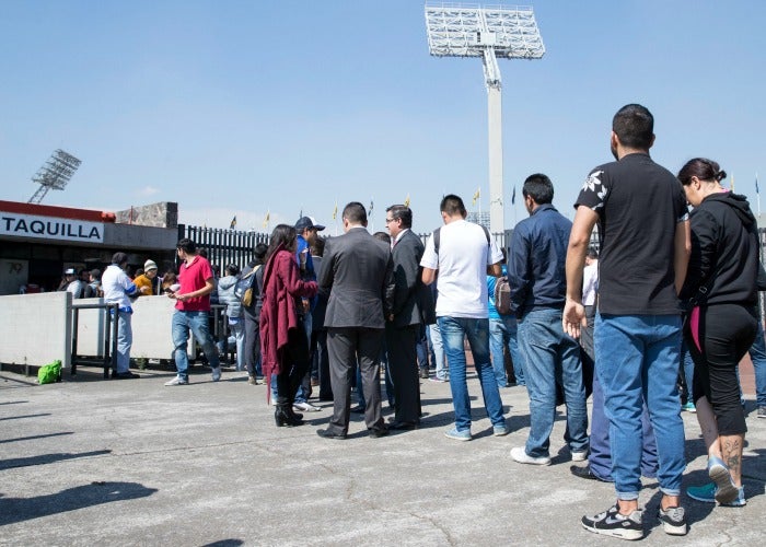 Aficionados formados en las afueras del Olímpico Universitario