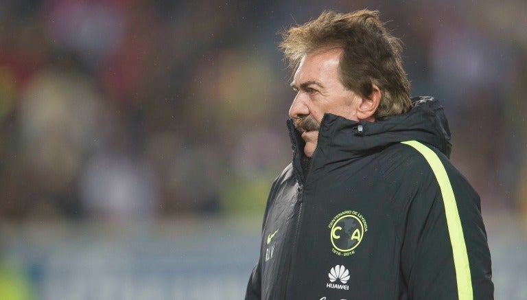 Ricardo La Volpe en un partido de América