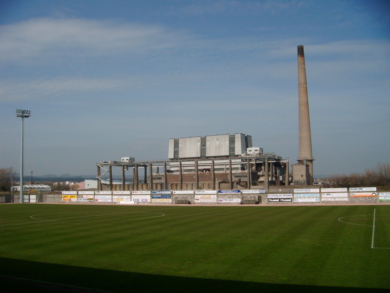 El estadio se encuentra a un costado de una planta de energía