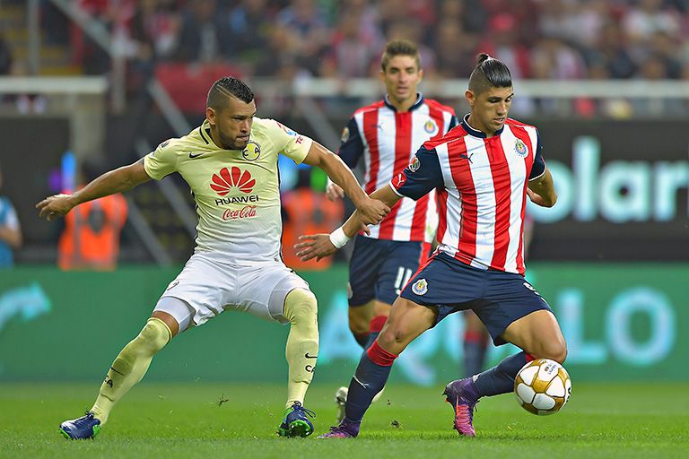 Pulido protege el balón en Clásico Nacional