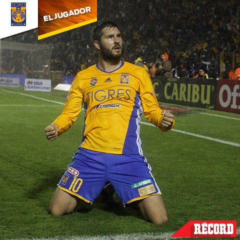 Gignac celebra uno de sus goles contra Pumas