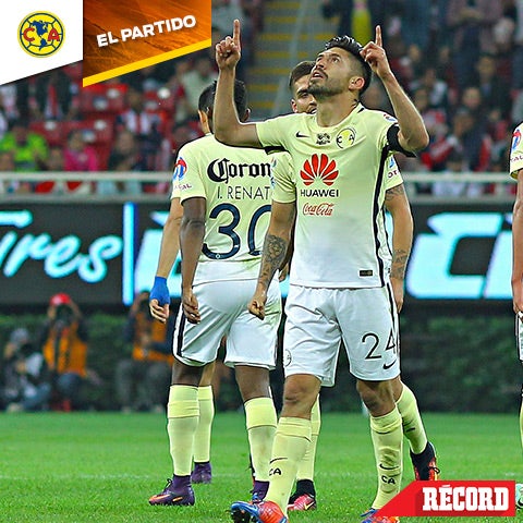 Oribe Peralta festeja un gol