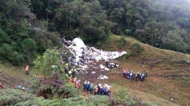 Cruz Roja realiza la labor de rescate en el avión del 'Chapeco'