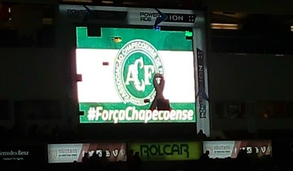 Imagen del Chapecoense en la pantalla del Victoria