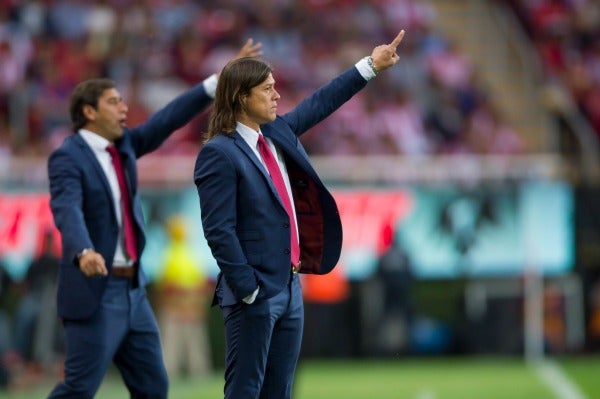 Almeyda hace señas a sus futbolistas en un juego de Chivas