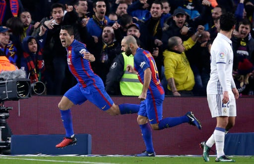 Suárez celebra el tanto de la ventaja culé en Camp Nou