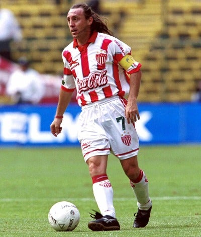 Alex Aguinaga en un partido con los Rayos del Necaxa