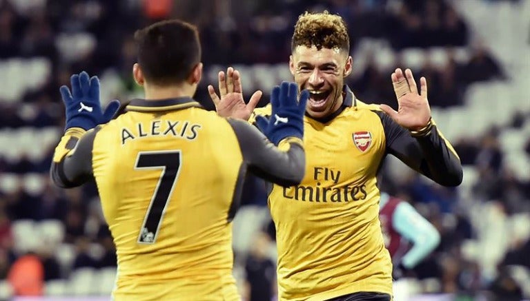 Oxlade-Chamberlain festeja un gol con Alexis Sánchez