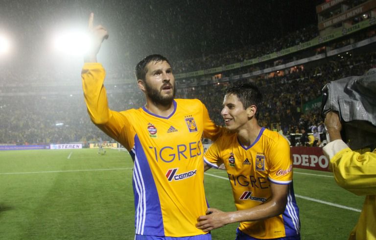 Gignac festeja su gol contra León junto a Jürgen Damm