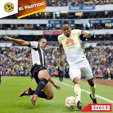 Michael Arroyo conduce un balón ante la barrida de un jugador de Necaxa