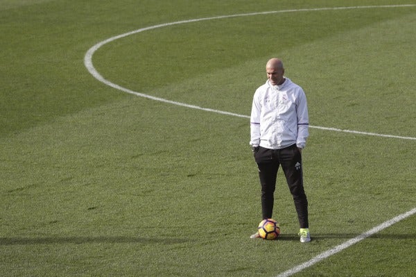 Zidane espera a sus jugadores en un entrenamiento