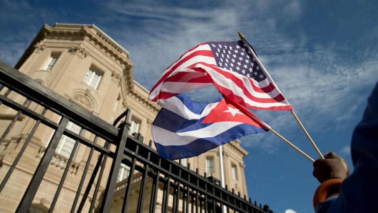 Bandera cubana y estadounidense fuera de la embajada