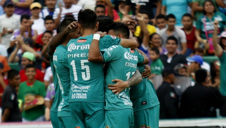 Jugadores de Chiapas festejan un gol