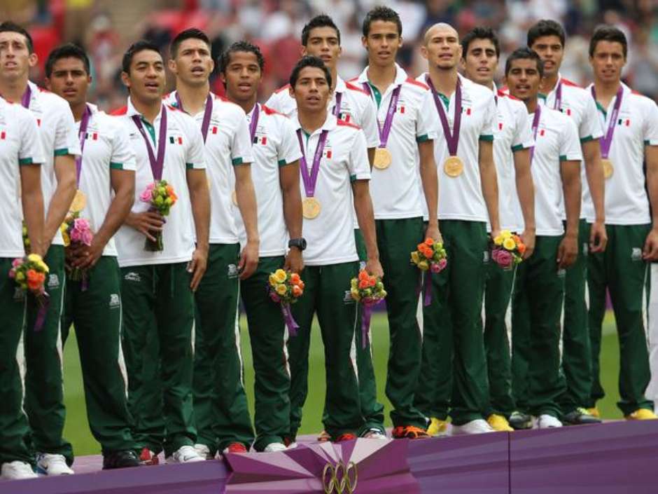 Jugadores mexicanos cantan el Himno Nacional
