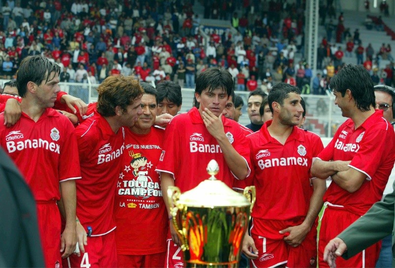 Jugadores de Toluca festejan con el trofeo