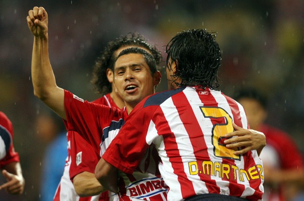 Ramón Morales celebrando un gol con Chivas