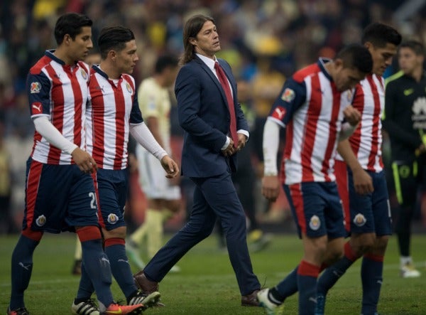 Matías Almeyda camina junto a sus jugadores al término de un encuentro del Rebaño