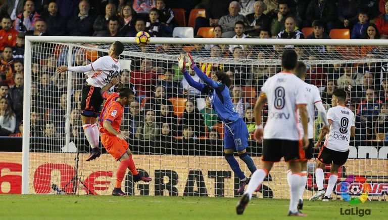 Memo Ochoa defiende su portería durante un partido con el Granada