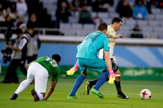 Armani intenta quitarle el balón a Sambueza