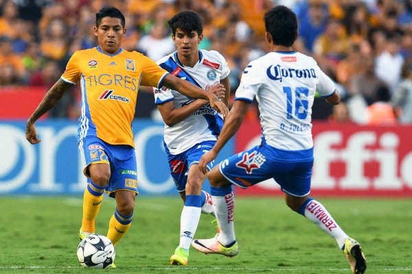 Aquino en un partido de Tigres frente a Puebla