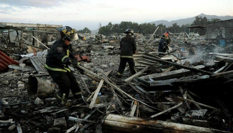 Bomberos inspeccionan la zona del estallido