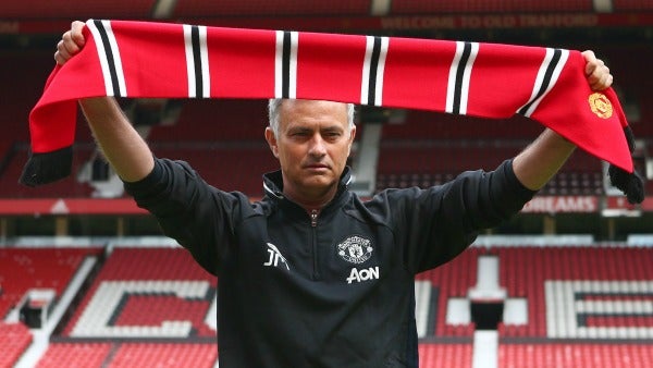 Mpurinho con una bufanda del United durante su presentación