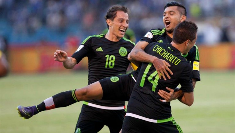 Guardado, Javier y Jesús celebran el gol ante Honduras