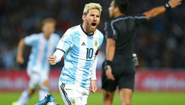 Messi celebrando con la camiseta de la Selección Argentina