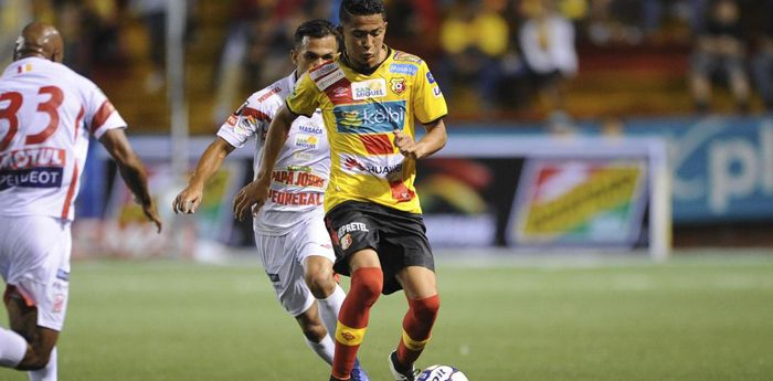 Gerson Torres controla el baló en juego con Herediano