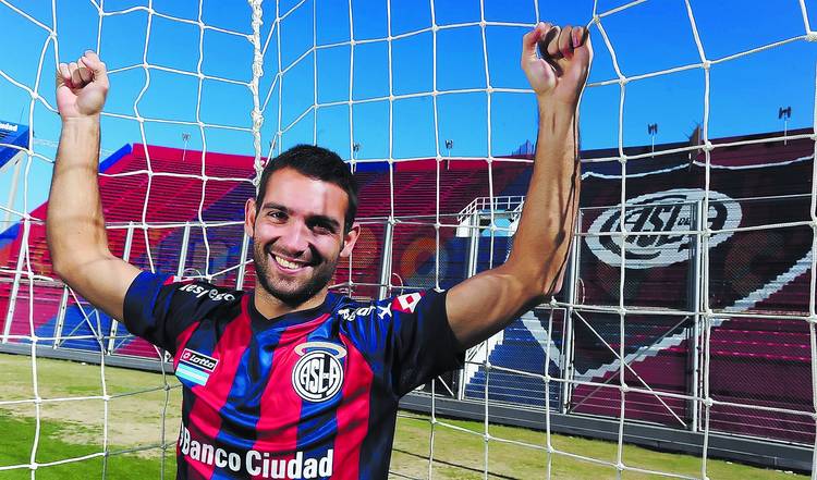 Cauteruccio posa en el estadio de San Lorenzo