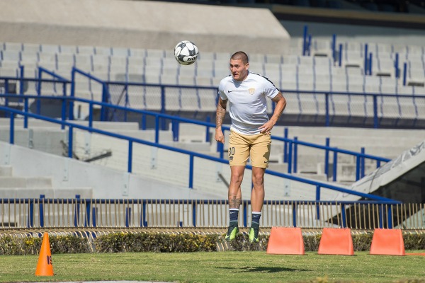 Nicolás Castillo en un entrenamiento con Pumas