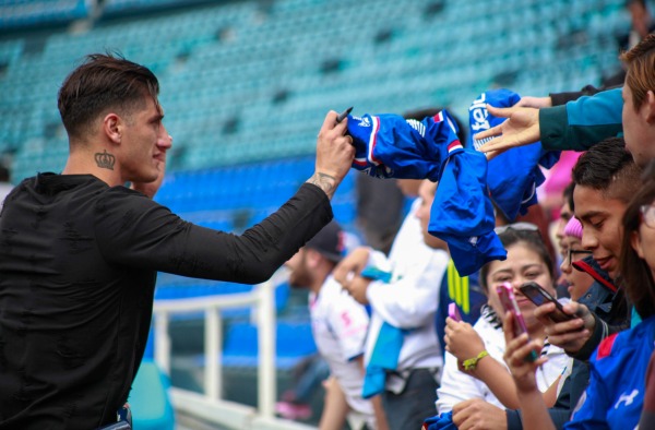 Peñalba da autógrafos a un grupo de seguidores en el estadio Azul