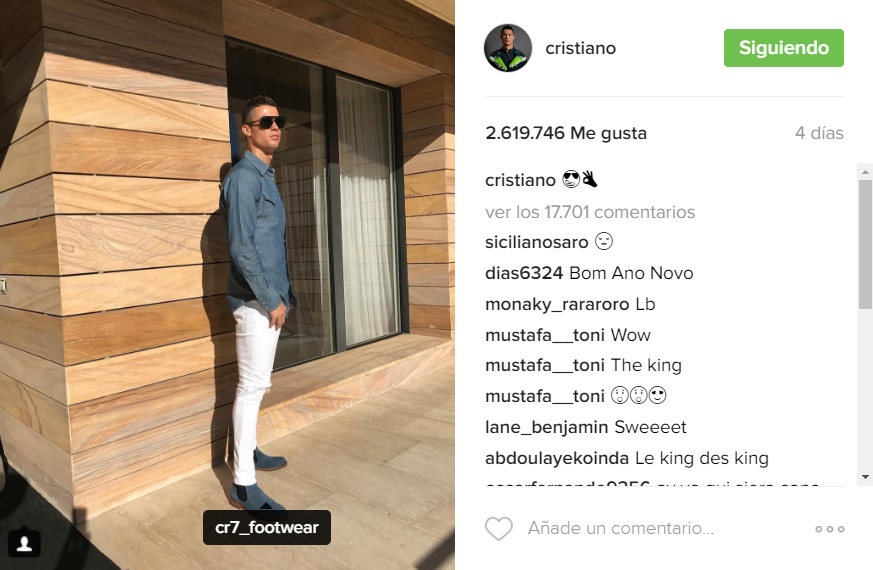 Cristiano Ronaldo posa para una foto con su nueva línea de calzado