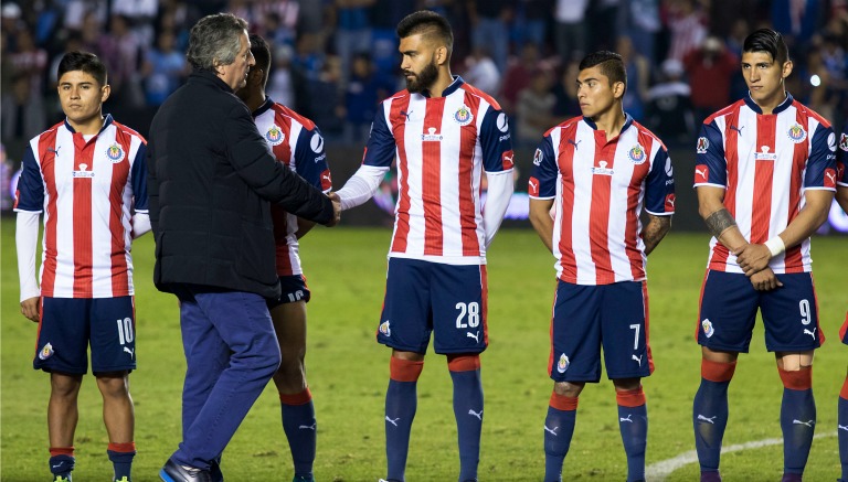 Vergara saluda a sus jugadores luego de perder la Final de Copa MX
