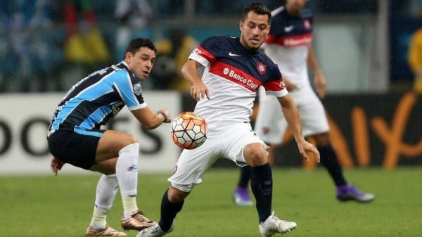 Sebastián Blanco pelea un balón durante un juego entre San Lorenzo y Gremio